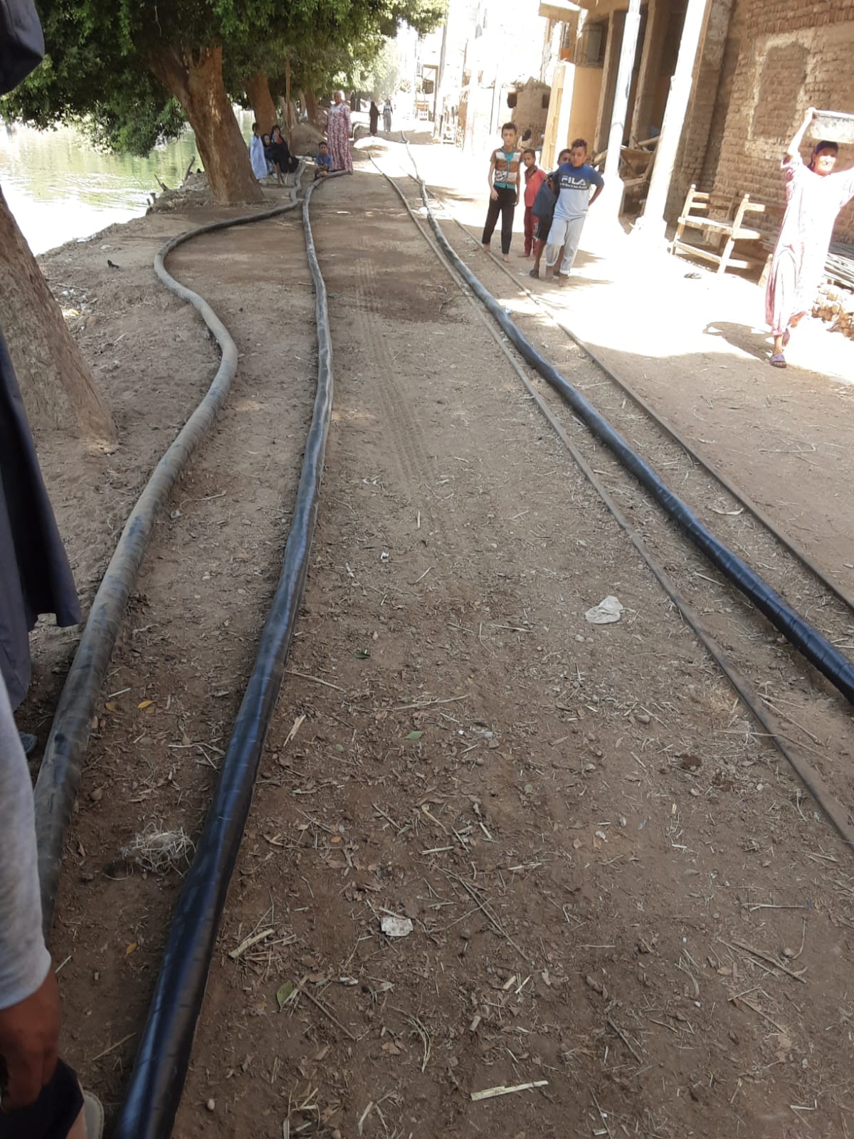 تركيب الكابلات الأرضية لدعم قرى إسنا