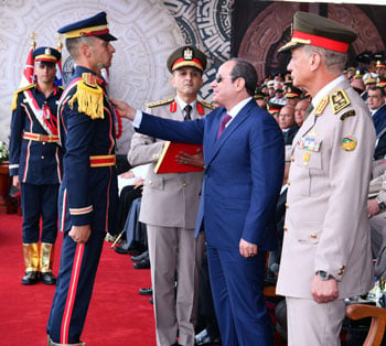 الرئيس السيسى خلال الاحتفال بتخريج دفعات جديدة من الكليات العسكرية (1)