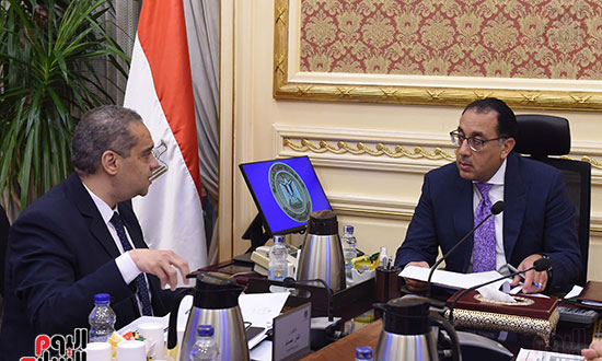 رئيس الوزراء يتابع مع رئيس هيئة الدواء المصرية ملفات العمل (6)