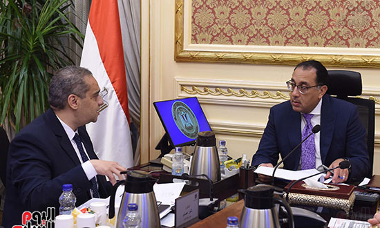رئيس الوزراء يتابع مع رئيس هيئة الدواء المصرية ملفات العمل (5)