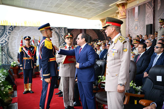 الرئيس السيسى خلال الاحتفال بتخريج دفعات جديدة من الكليات العسكرية (25)