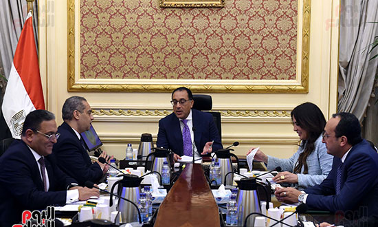 رئيس الوزراء يتابع مع رئيس هيئة الدواء المصرية ملفات العمل (2)