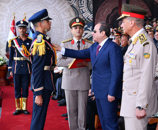 الرئيس السيسى خلال الاحتفال بتخريج دفعات جديدة من الكليات العسكرية (6)
