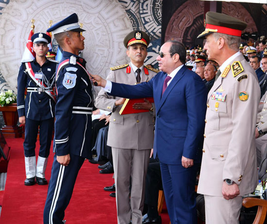 الرئيس السيسى خلال الاحتفال بتخريج دفعات جديدة من الكليات العسكرية (9)