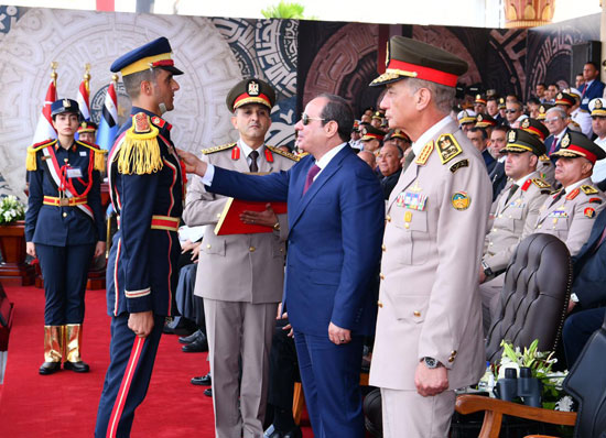 الرئيس السيسى خلال الاحتفال بتخريج دفعات جديدة من الكليات العسكرية (4)