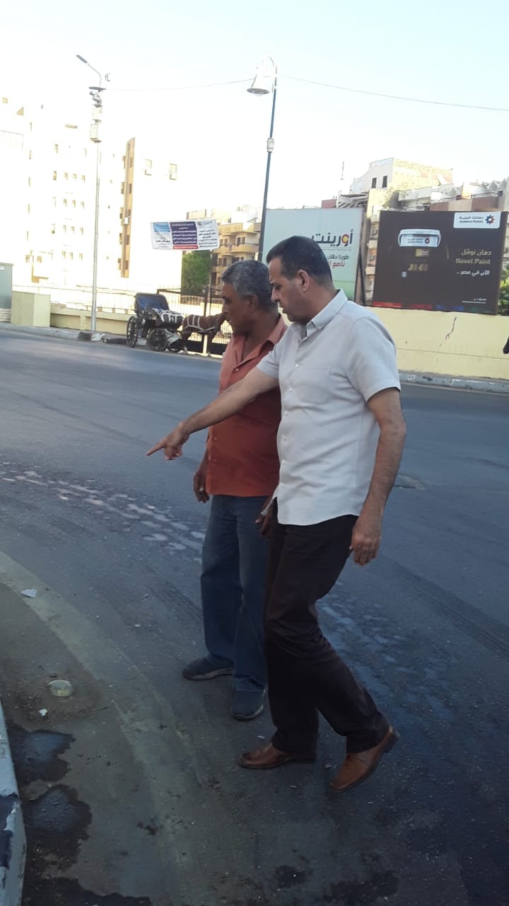 رئيس مدينة الأقصر يتابع أعمال رفع كفاءة النظافة بالشوارع