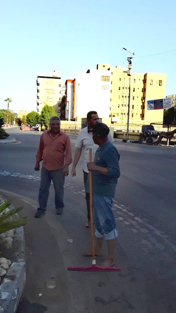 متابعة رئيس مدينة الأقصر لأعمال رفع كفاءة النظافة بالشوارع