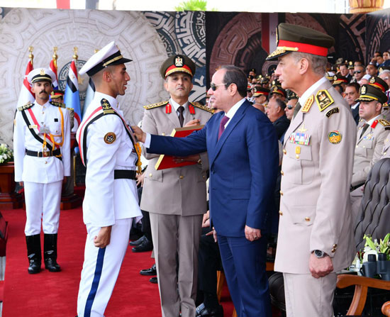الرئيس السيسى خلال الاحتفال بتخريج دفعات جديدة من الكليات العسكرية (10)