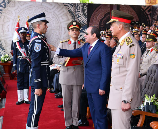 الرئيس السيسى خلال الاحتفال بتخريج دفعات جديدة من الكليات العسكرية (7)