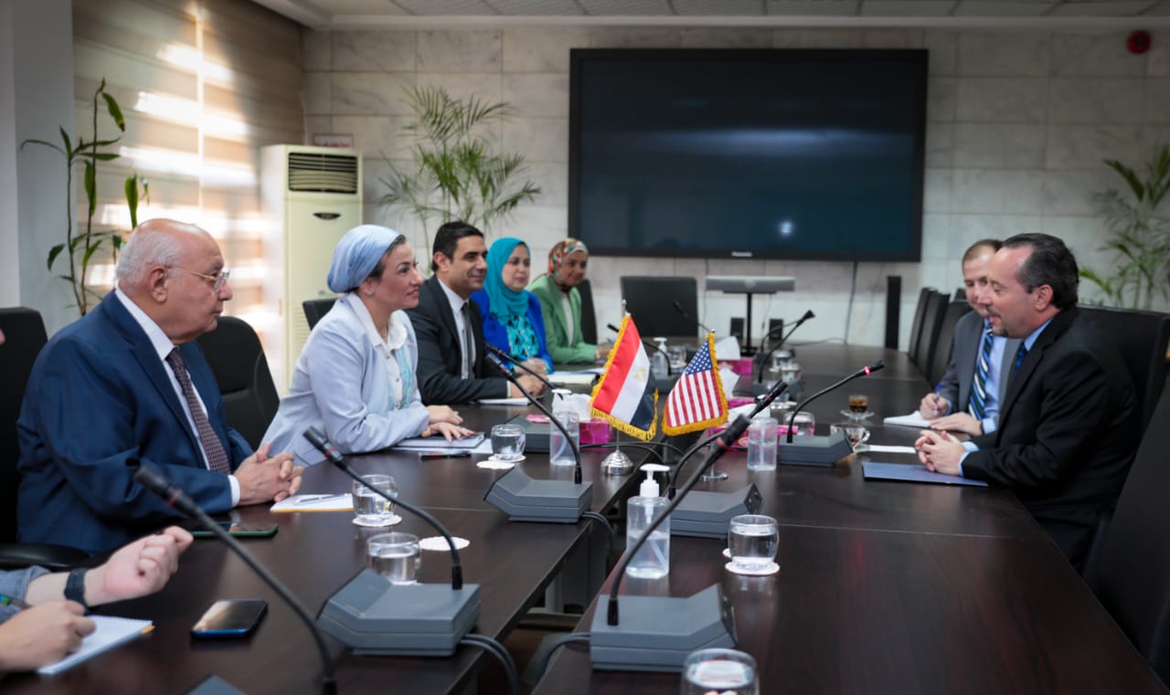 وزيرة البيئة تناقش مع القائم بأعمال السفارة الأمريكية بالقاهرة سبل تعزيز التعاون (2)
