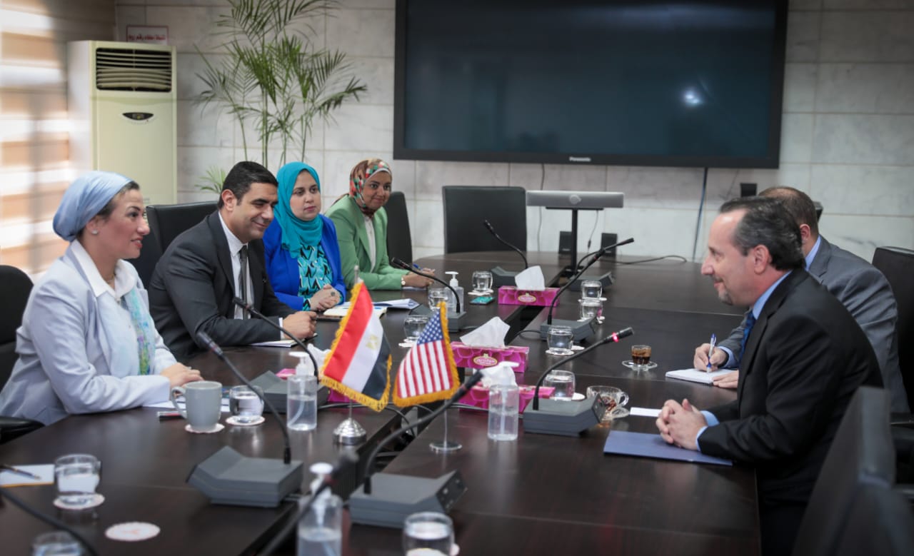 وزيرة البيئة تناقش مع القائم بأعمال السفارة الأمريكية بالقاهرة سبل تعزيز التعاون
