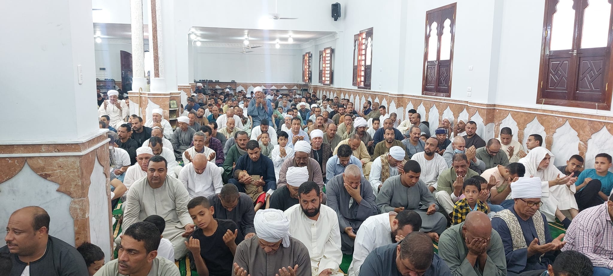المئات يشاركون فى افتتاح المسجد