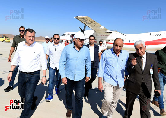 رئيس الوزراء يصل مطار سانت كاترين وىتفقد المطار (1)