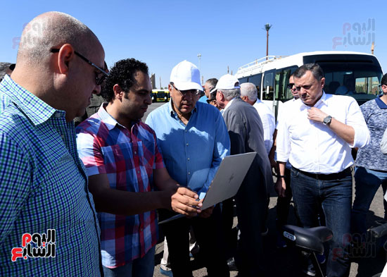 رئيس الوزراء يتفقد أسطول أتوبيسات الكهرباء والغاز استعدادا للعمل بشرم الشيخ (1)