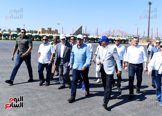 رئيس الوزراء يتفقد أسطول أتوبيسات الكهرباء والغاز استعدادا للعمل بشرم الشيخ (3)