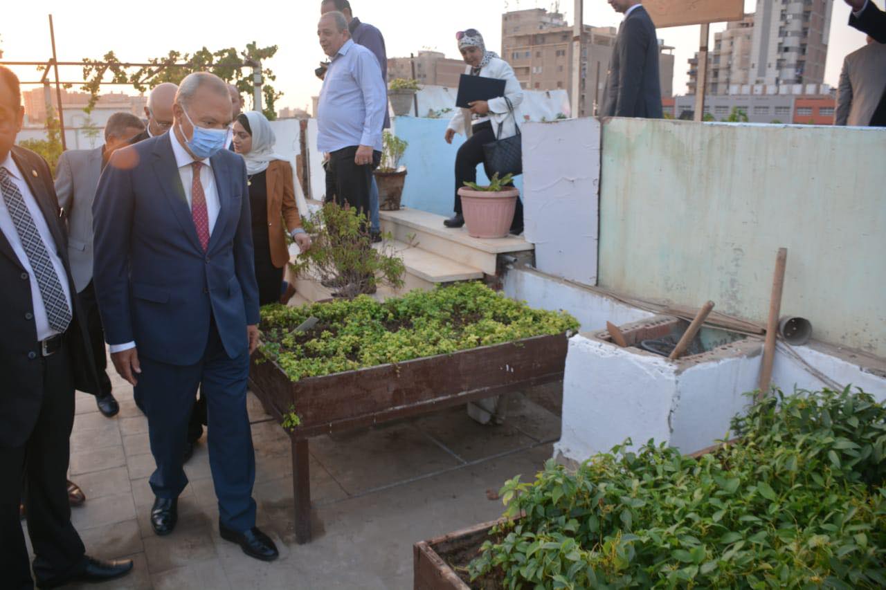 محافظ القليوبية يتابع مبادرة زراعة الأسطح بمدرسة الشبان المسلمين ببنها 2