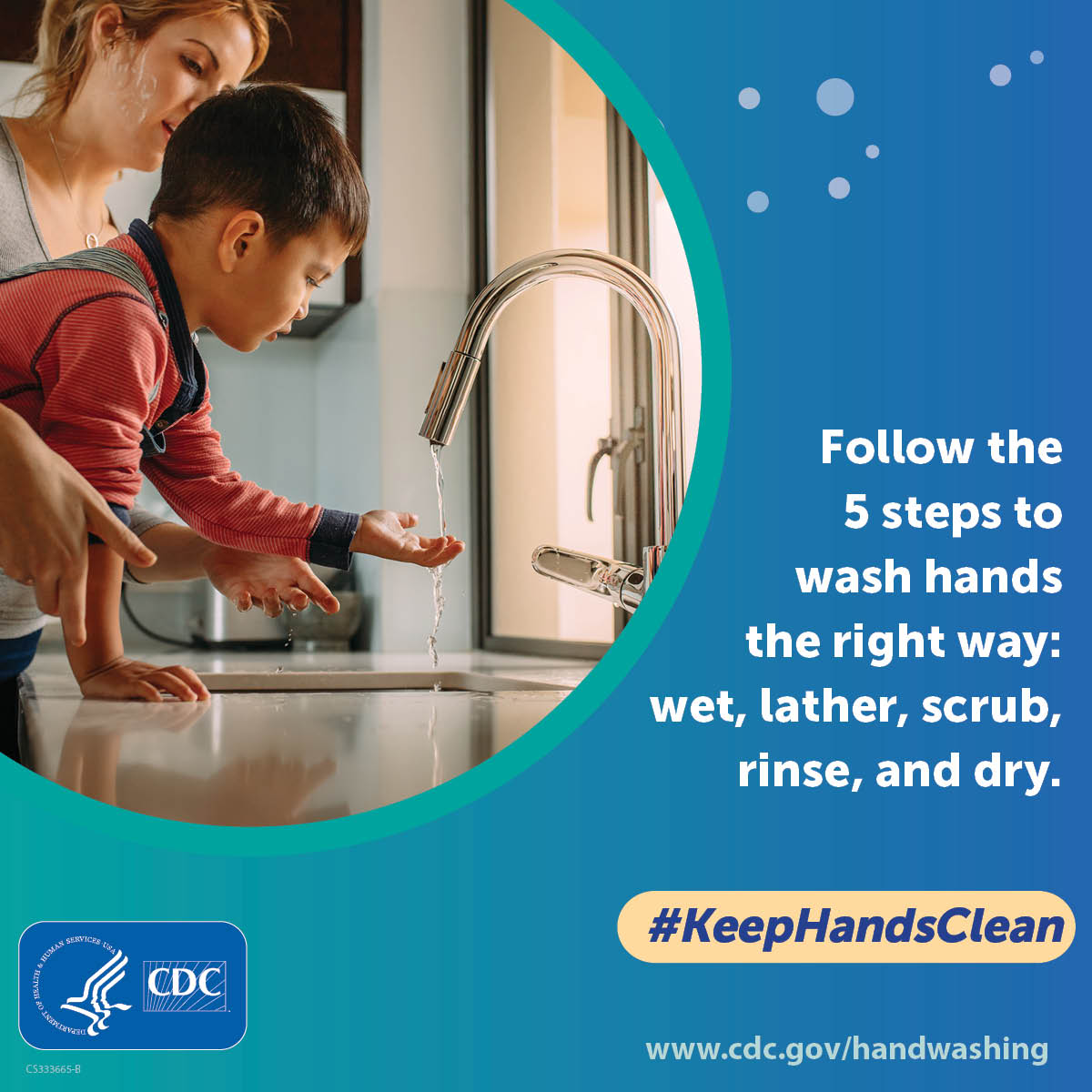اغسل يديك في 5 خطوات.  بلل يديك ، وافركهما بالصابون ، وعبر بين الأصابع ، ثم اغسلهما جيدًا بالماء ، ثم جففهما.