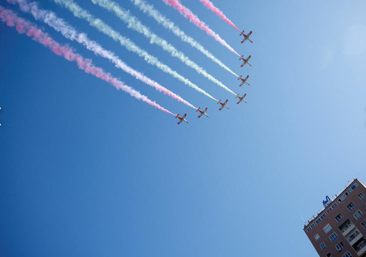 فريق الأكروبات باترولا أغيلا (إيجل باترول) من سلاح الجو والفضاء الإسباني يعرض ألوان العلم الإسباني في عرض عسكري للاحتفال باليوم الوطني للبلاد ، في مدريد ، إسبانيا ، 12 أكتوبر. رويترز  خوان مدين