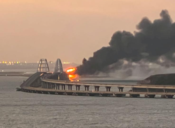 ظر يظهر حريقًا على جسر كيرتش عند شروق الشمس في مضيق كيرتش ، القرم ، 8 أكتوبر.