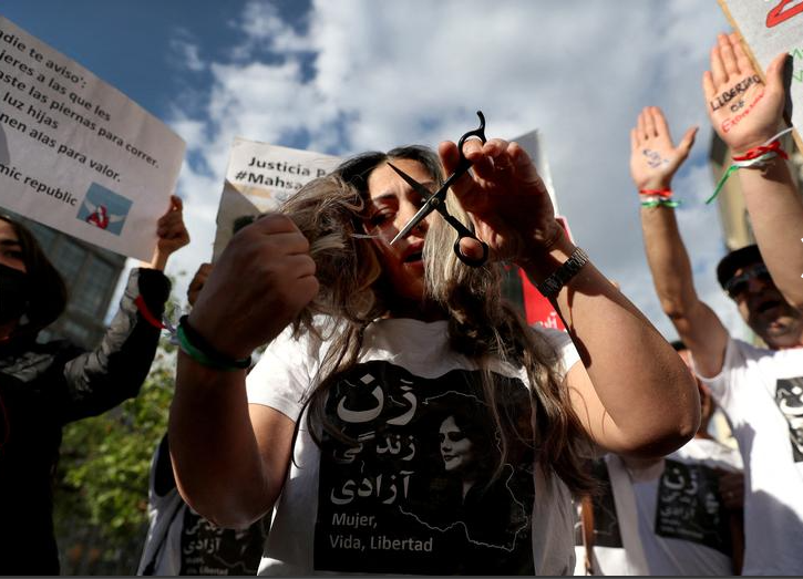 امرأة تقص شعرها بينما يحضر أفراد الجالية الإيرانية الذين يعيشون في تشيلي مسيرة تضامنية مع النساء الإيرانيات في سانتياغو ، تشيلي ، 7 أكتوبر. رويترز  إيفان ألفارادو
