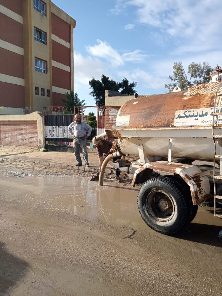 رفع مياه الامطار من امام المدارس