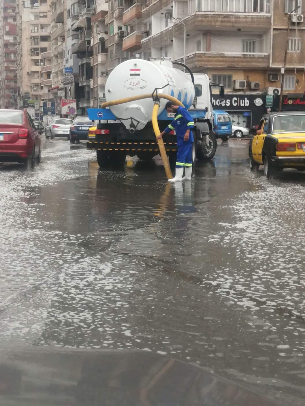 رفع مياه الأمطار من شوارع الإسكندرية (2)