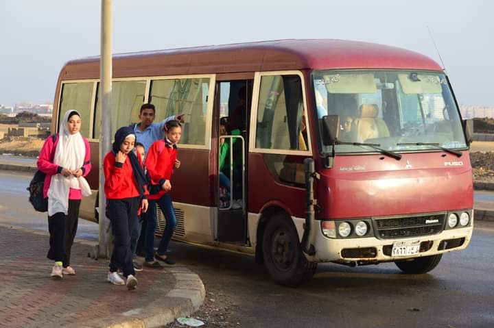 طلاب حى الفيروز يستقلون السيارات للتوجه إلى مدارسهم بمدينة بورفؤاد