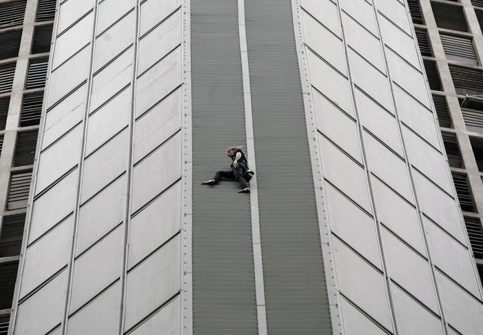 ألان روبرت يتسلق مبنى إيطاليا المكون من 46 طابقًا في وسط مدينة ساو باولو