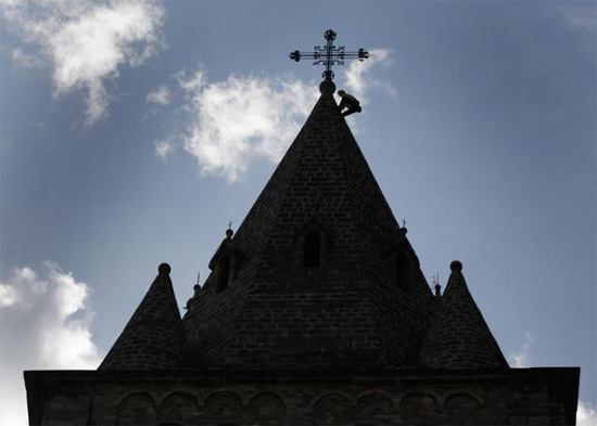 ألان روبرت يتسلق الدير خلال رحلة تسلق في سانت موريس