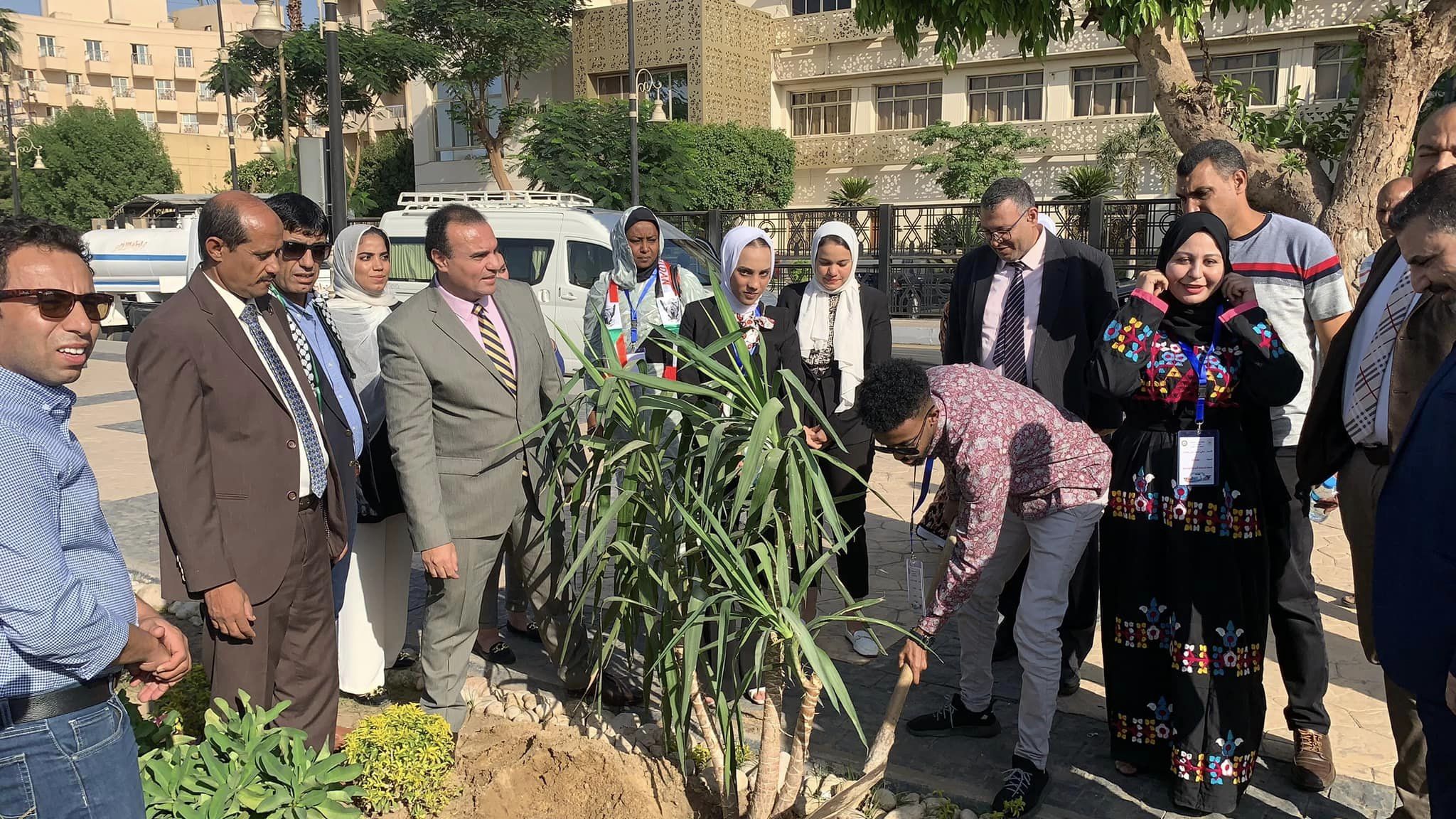الشباب العرب خلال زراعة الشجرة أمام ديوان المحافظة