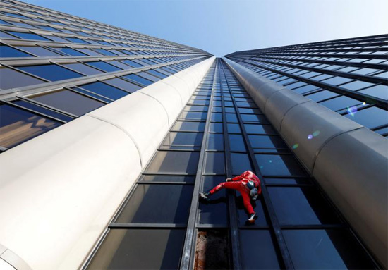 الرجل العنكبوت الفرنسي آلان روبرت يتسلق برج مونبارناس لتسليط الضوء على أزمة الوقود والطاقة ،