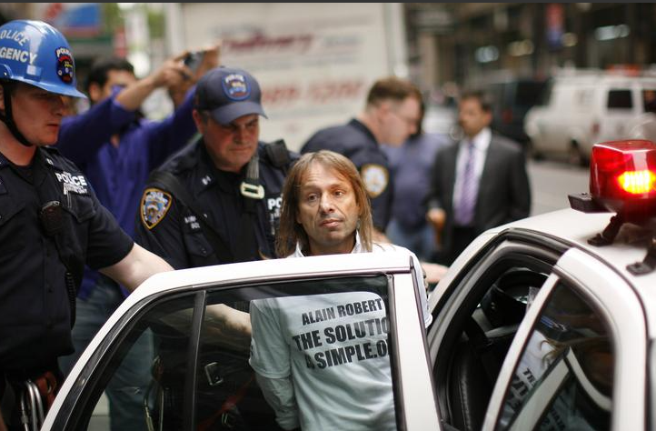 ألان روبرت اعتقل بعد التسلق خارج مبنى نيويورك تايمز