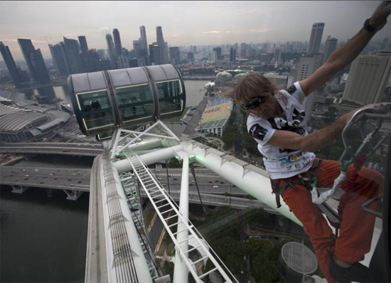 ألان روبرت يتسلق عجلة المراقبة في سنغافورة