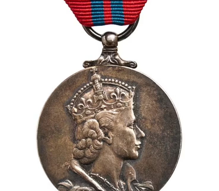 ميدالية تتويج الملكة الراحلة اليزابيث