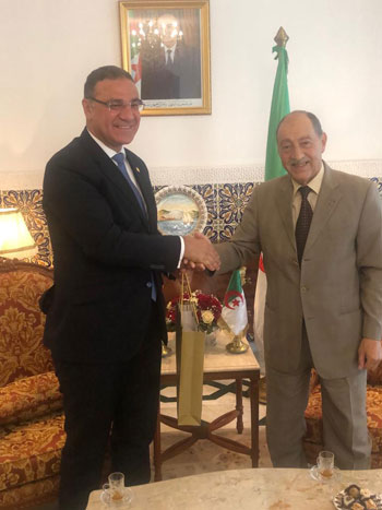 السفير مختار وريدة سفير مصر لدى الجزائر مع رئيس المحكمة الدستورية الجزائرية عمر بلحاج (1)