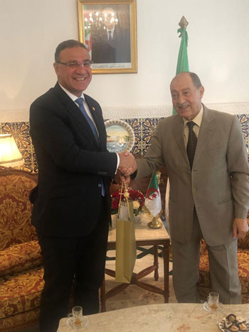 السفير مختار وريدة سفير مصر لدى الجزائر مع رئيس المحكمة الدستورية الجزائرية عمر بلحاج (2)