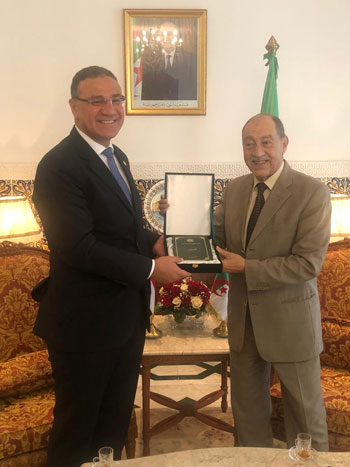 السفير مختار وريدة سفير مصر لدى الجزائر مع رئيس المحكمة الدستورية الجزائرية عمر بلحاج (3)
