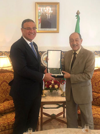 السفير مختار وريدة سفير مصر لدى الجزائر مع رئيس المحكمة الدستورية الجزائرية عمر بلحاج (4)