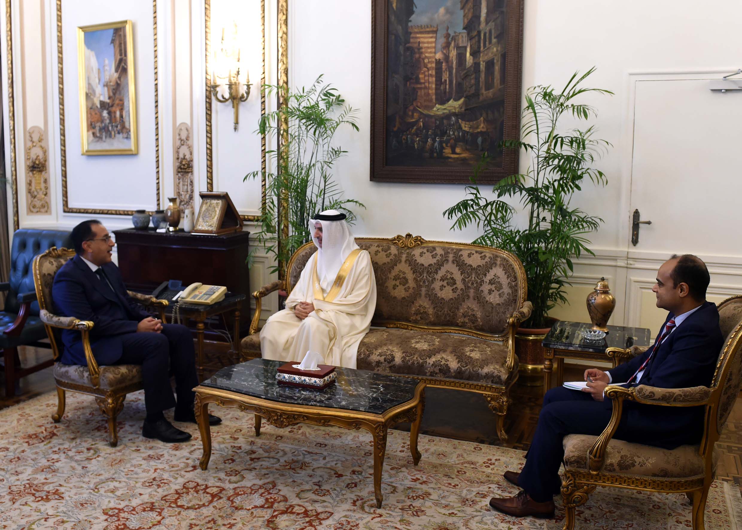 لقاء مصطفى مدبولى رئيس مجلس الوزراء وسفير البحرين لدى مصر (2)