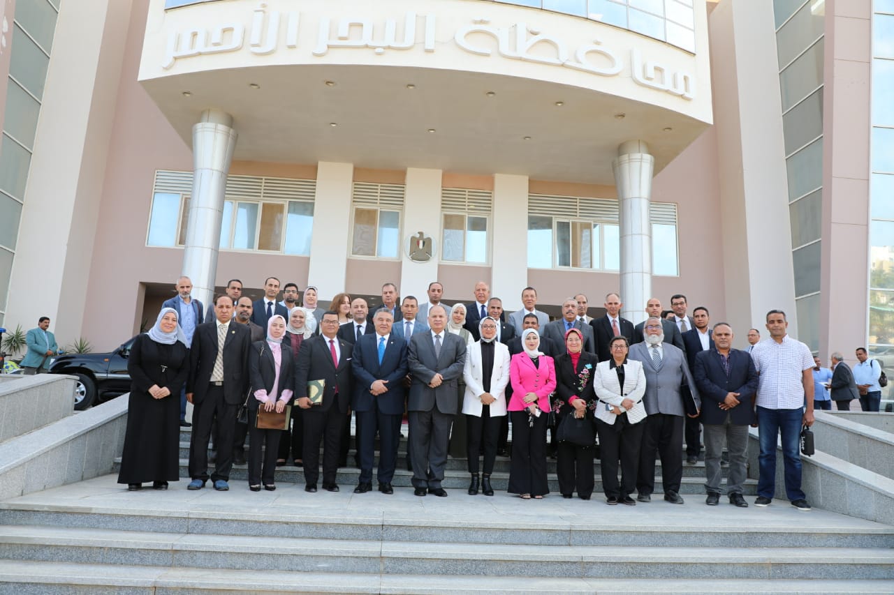 صورة جماعية للمشاركين في المؤتمر أمام المحافظة  