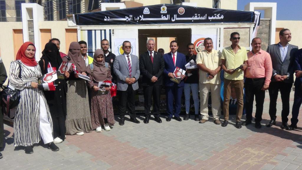 رئيس جامعة المنيا  يستقبل الطلاب الجُدد والقدامى بالأعلام والهدايا  (5)