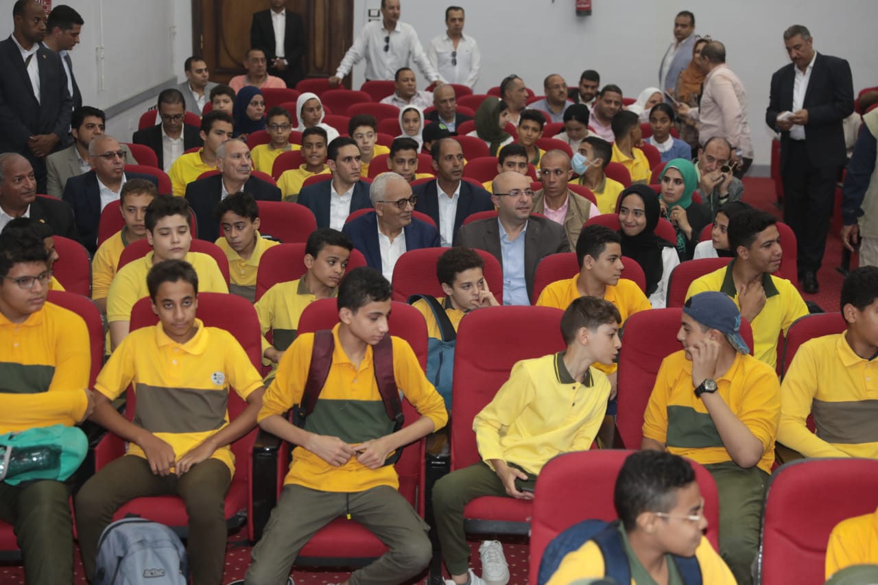 وزير التعليم ومحافظ بنى سويف يتابعان تنفيذ حصة مشاهدة بمدرسة الشروق (7)