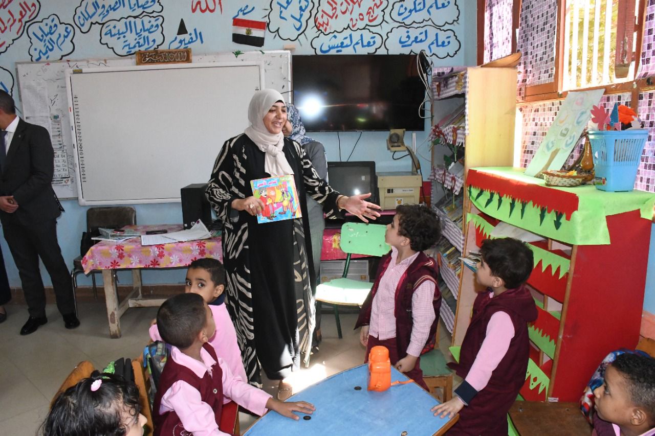  توزيع شنط مدرسية على تلاميذ الأسر الأولى بالرعاية (2)