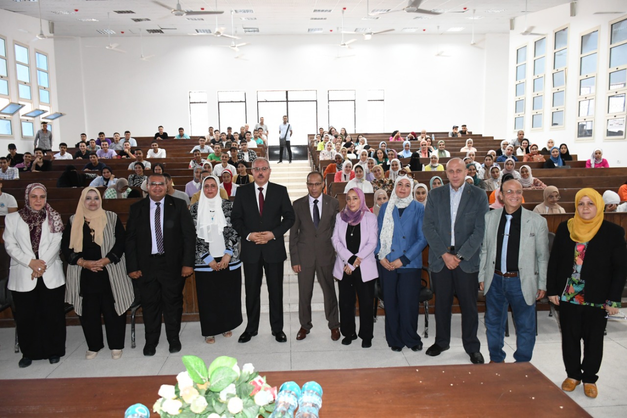 جانب من لقاء رئيس الجامعة بطلاب وطالبات كلية الصيدلة بجامعة الإسماعيلية الجديدة الأهلية (2)