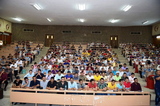 طلاب-جامعة-سوهاج-بالمحاضرات