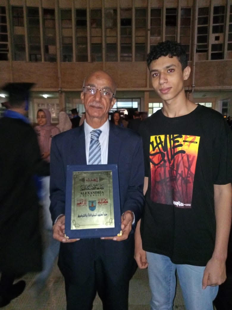 رئيس جامعة الإسكندرية يُكرم أكبر طالب (2)
