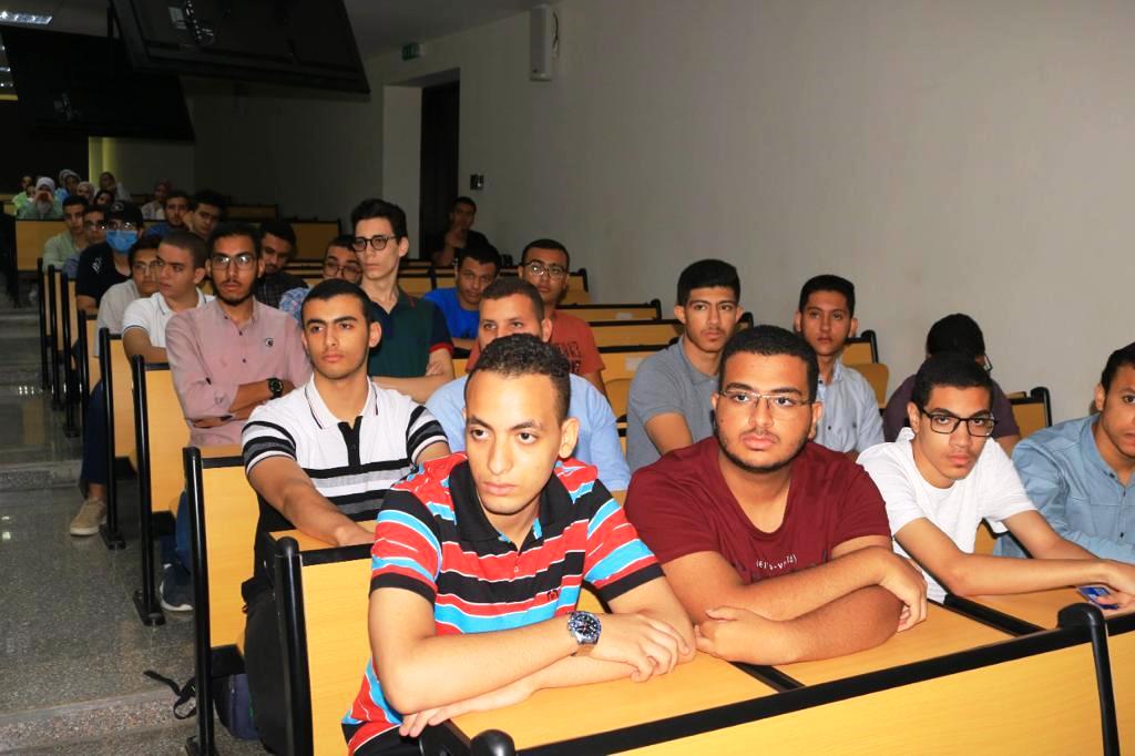 رئيس جامعة النهضة يتفقد الكليات في أول أيام الدراسة ويجرى حوارا مفتوحا مع الطلاب (6)