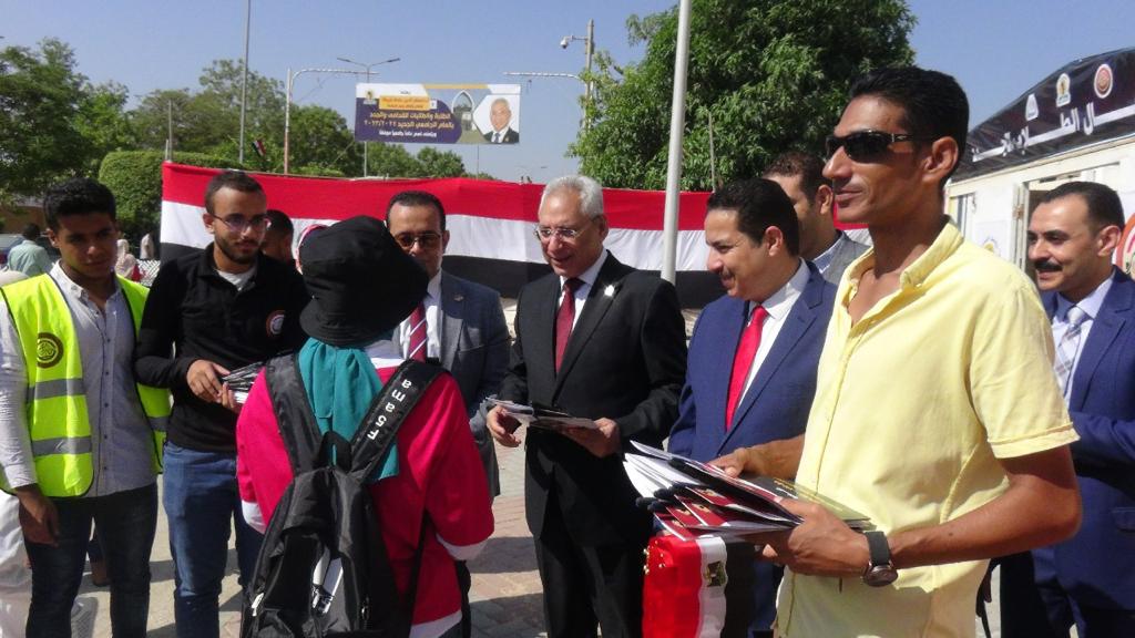 رئيس جامعة المنيا  يستقبل الطلاب الجُدد والقدامى بالأعلام والهدايا  (1)
