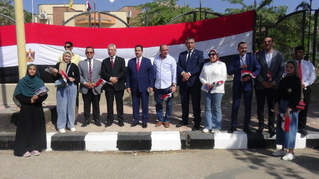 رئيس جامعة المنيا  يستقبل الطلاب الجُدد والقدامى بالأعلام والهدايا  (3)