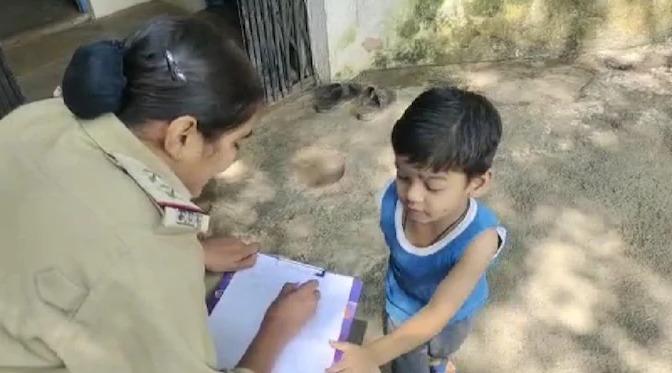 طفل هندي يشكو والدته